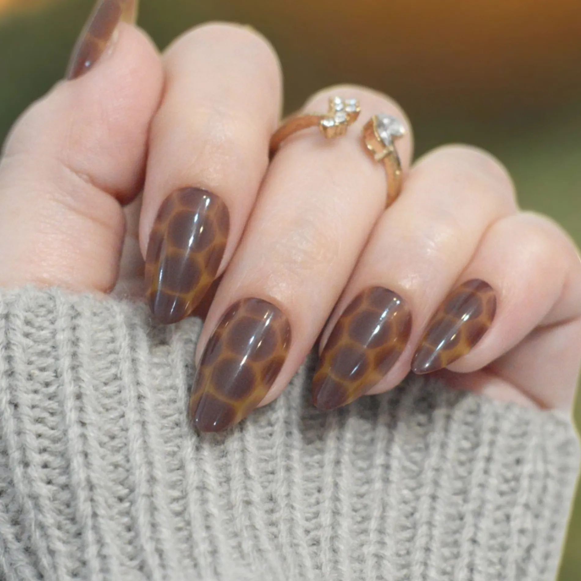 Amber Shell Press On Nails - Short Almond