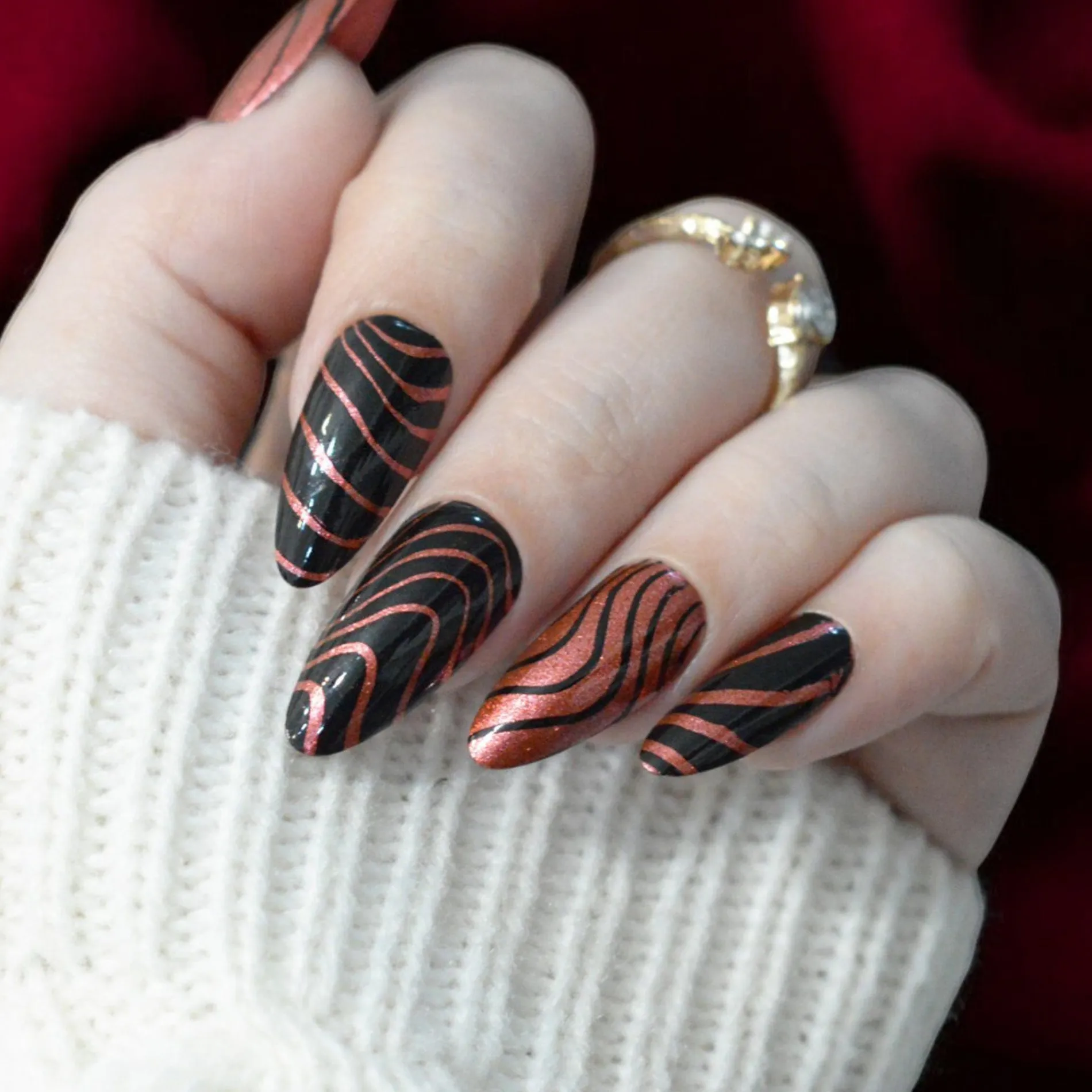 Couture Lines (M554) - Nail Stamping Plate