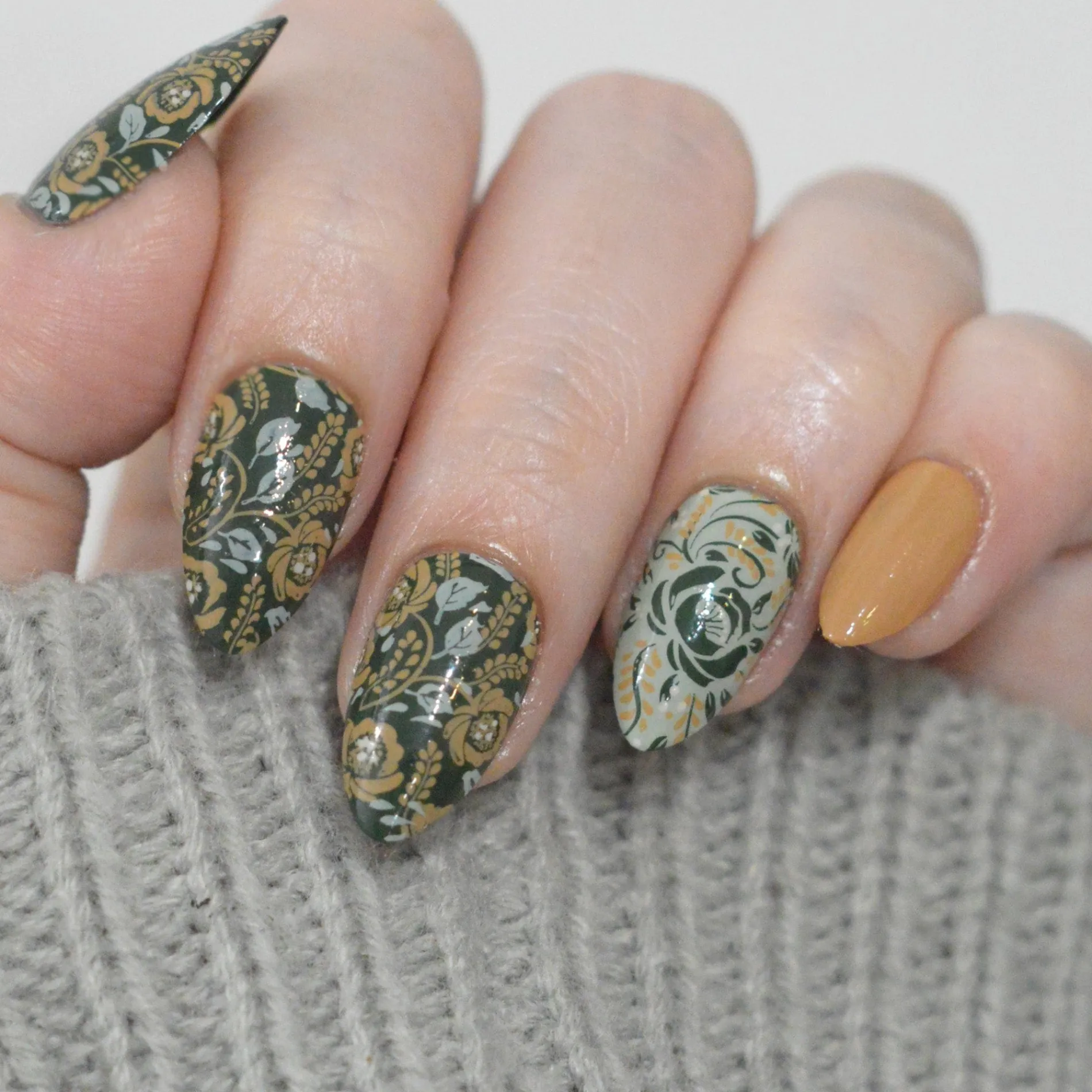 Gzhel Roses (M674) - Nail Stamping Plate