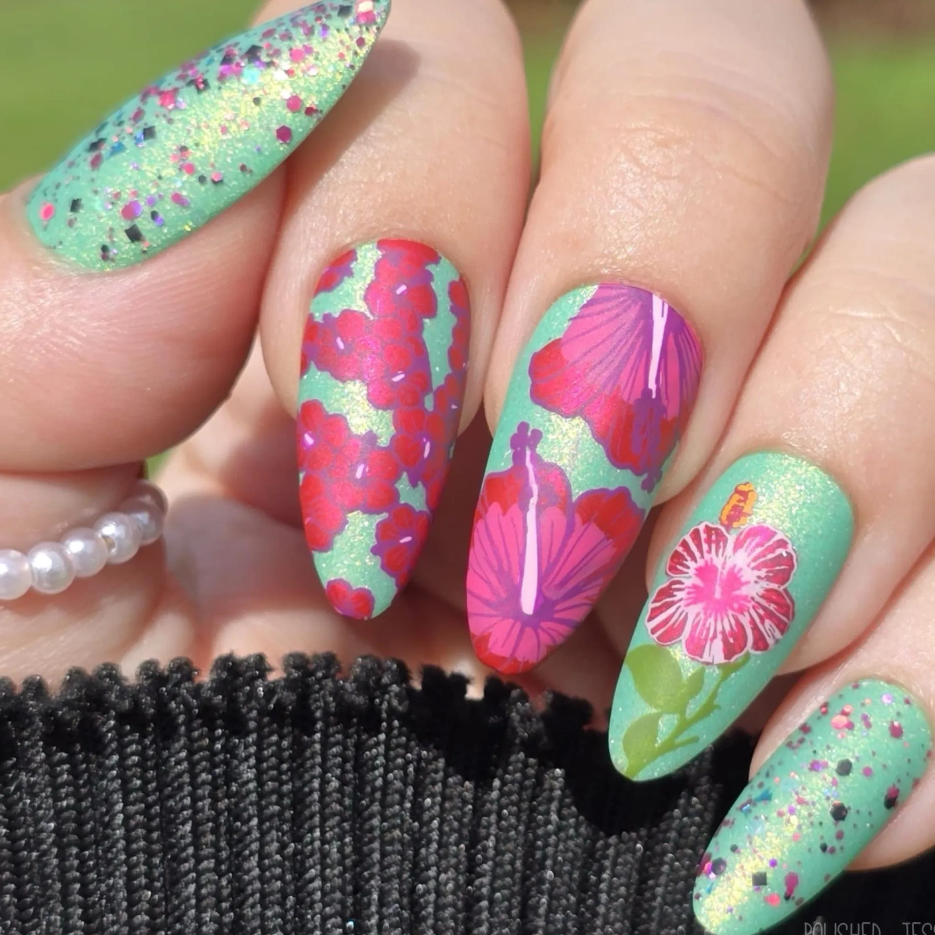 Hibiscus Haven (M611) - Nail Stamping Plate