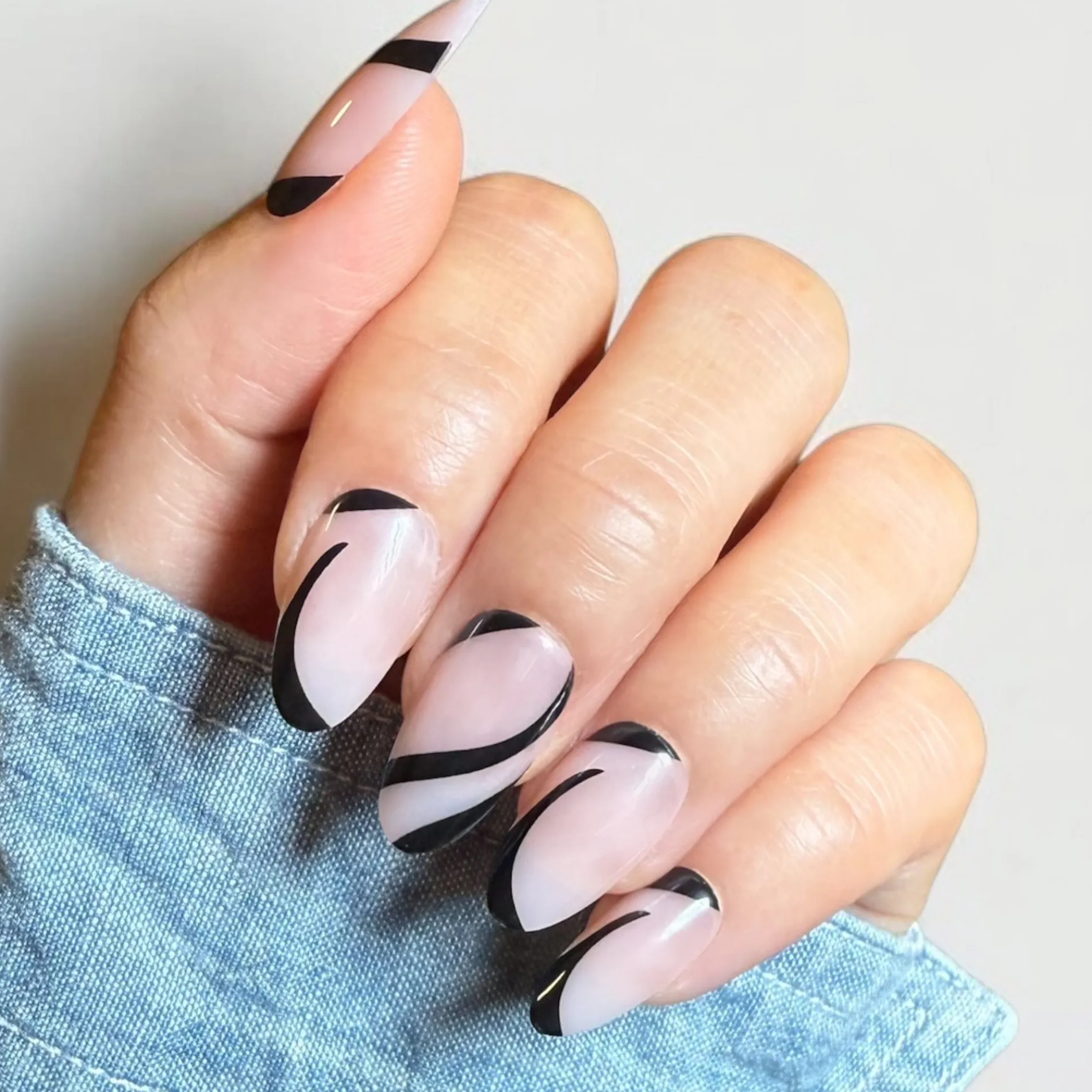 Noir Waves Press On Nails - Short Round
