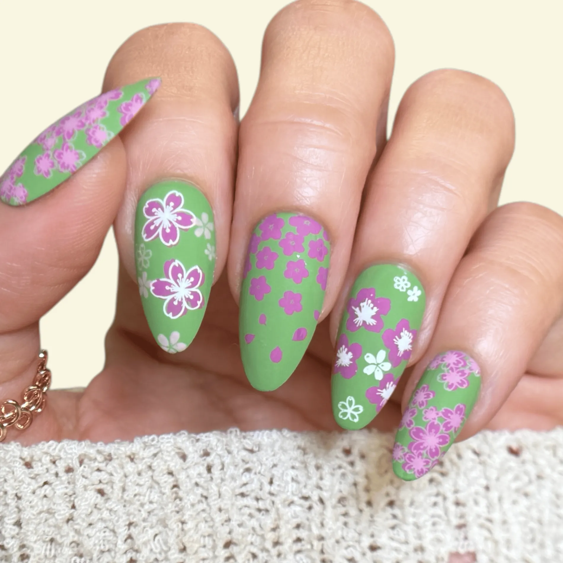 Sakura Showers (M663) - Nail Stamping Plate