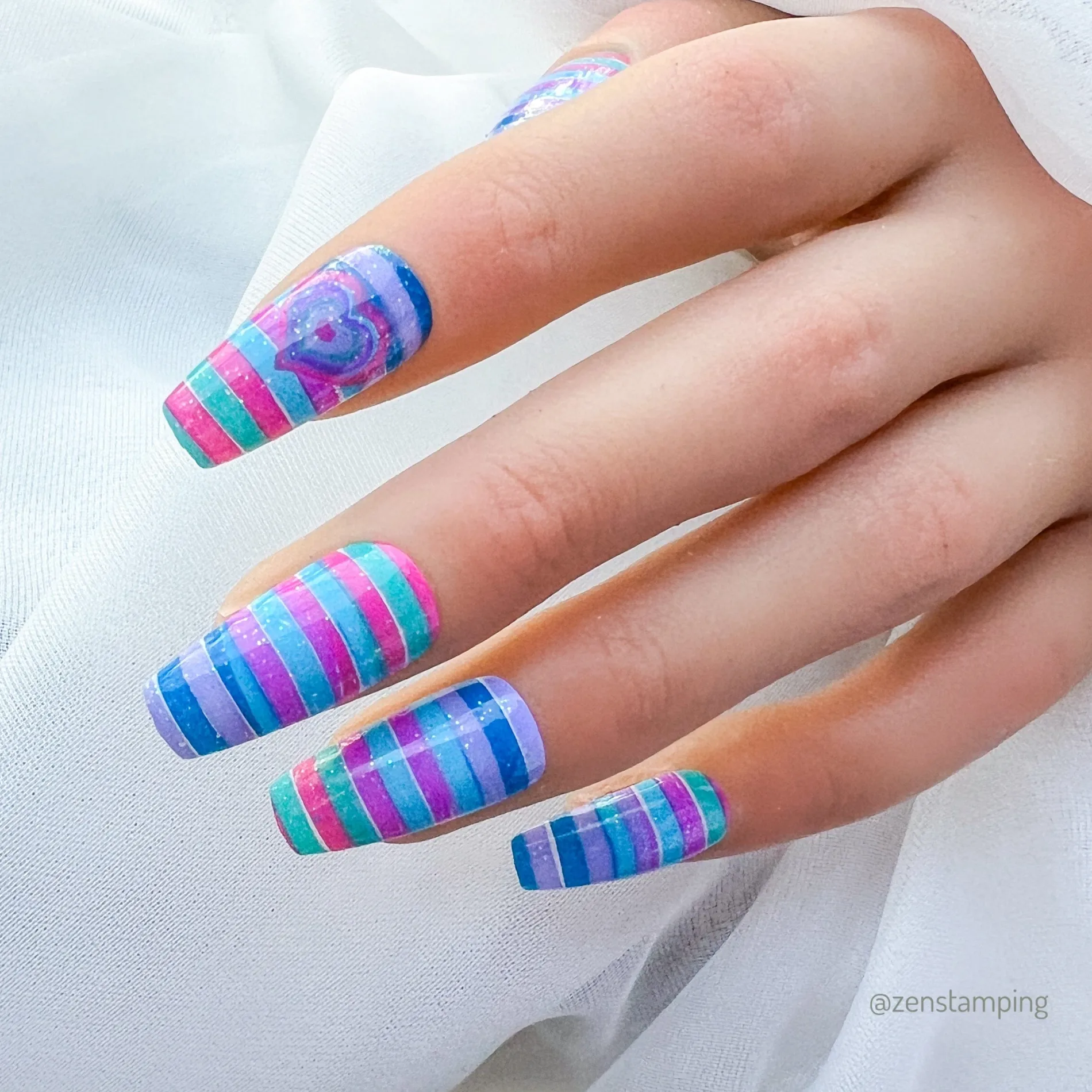 Shape Nouveau: Walk the Line (M474) - Nail Stamping Plate
