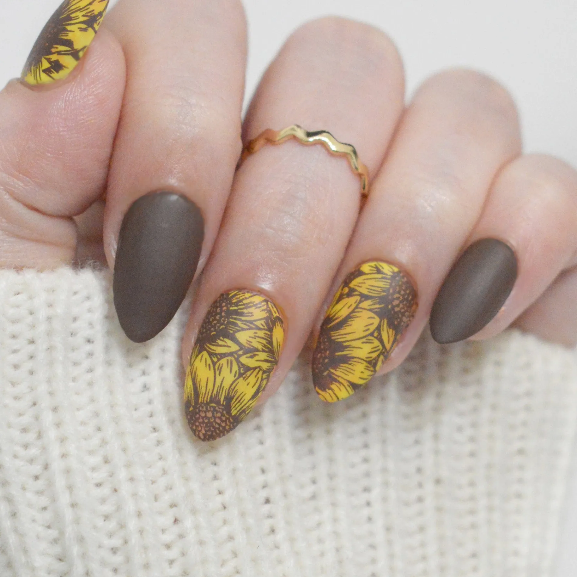 Sunflower Fields (M602) - Nail Stamping Plate
